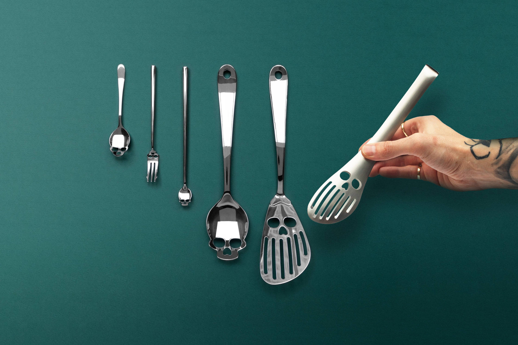 SUCK UK Ltd - USA - Skull Serving Spoon - XL stainless steel skull shaped spoon